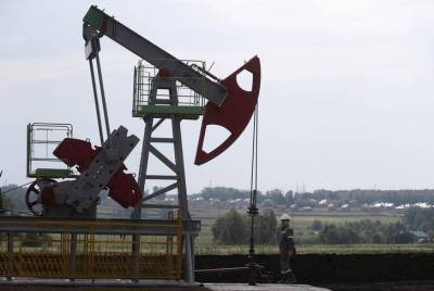 Цены на нефть снижаются, но неделю могут завершить в плюсе