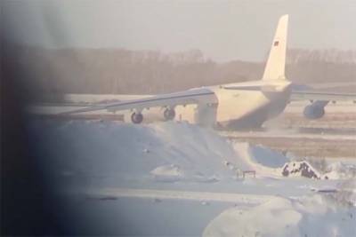 Самолет Ан-124 выкатился за пределы ВПП в новосибирском аэропорту Толмачево