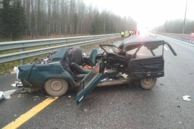 В результате столкновения с фурой автомобилю оторвало крышу на трассе в Тверской области