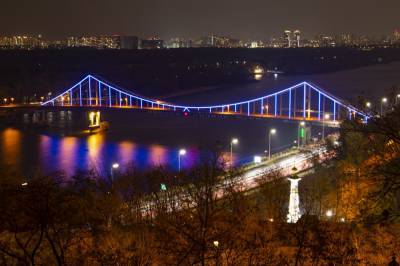 В столице два моста и ТРЦ подсветили синим во Всемирный день борьбы с пневмонией: зрелищные фото