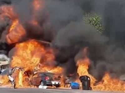 В Калифорнии самолет рухнул на припаркованные авто: на улице возник сильный пожар