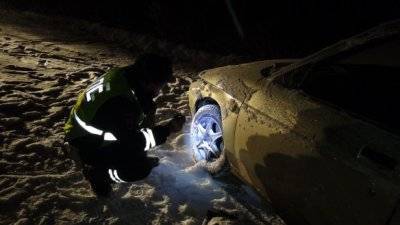 На Серовском тракте во время снегопада автомобиль с детьми выбросило в кювет (ФОТО)
