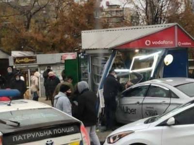 На Никольской Борщаговке в Киеве такси сбило трех человек и влетело в МАФ: погибла девушка
