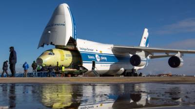 В Новосибирске самолет Ан-124 "Руслан" выкатился за пределы ВПП