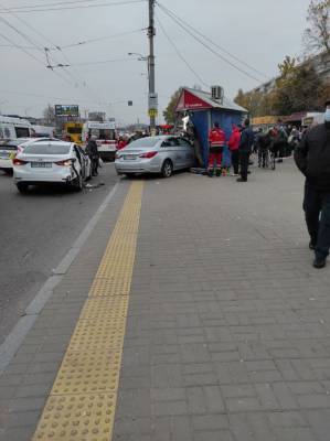 В Киеве такси влетело в остановку, есть жертвы (фото)