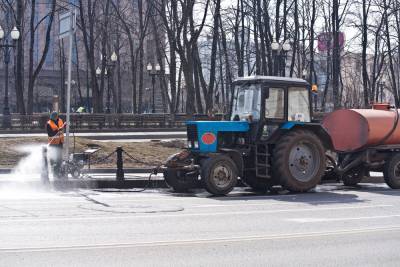 Украинские дороги начали обрабатывать солью: видео