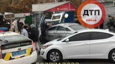 В Киеве автомобиль влетел в остановку, есть жертвы
