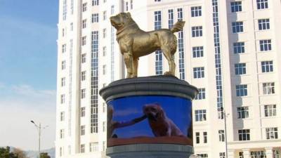 В нищей Туркмении поставили памятник любимой собаке Аркадага