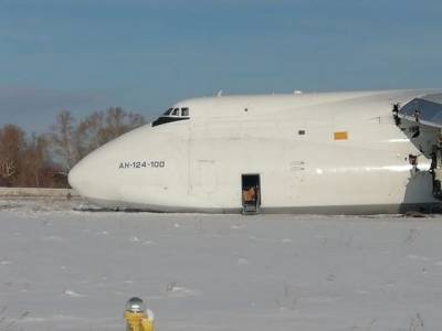 В Новосибирске самолет после аварийной посадки выкатился за полосу носом в снег (фото)