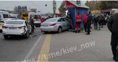 Автомобиль такси влетел в Киеве в остановку транспорта. Есть погибшие и раненые