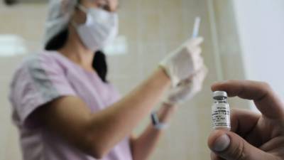 Песков допустил вакцинацию россиян от COVID-19 в «ближайшие месяцы»