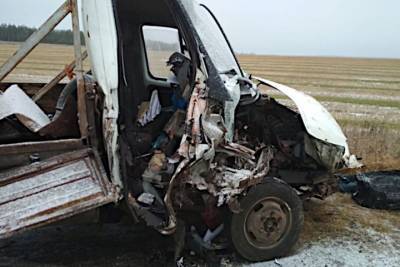 В Чувашии уснувший водитель грузовика врезался в маршрутку, есть погибший