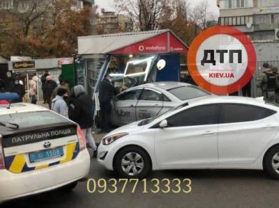 В Киеве такси вылетело с дороги и сбило людей: есть жертвы и пострадавшие