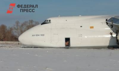 Следователи выясняют причины экстренной посадки самолета в Толмачеве
