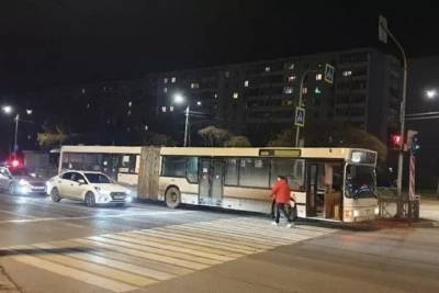 Пешеход в Пскове ушёл с места аварии после того, как его сбил автобус