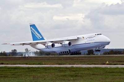 В России самолет Ан-124 совершил неудачную аварийную посадку: видео инцидента