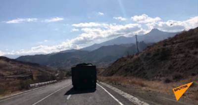 Авиация сопровождает колонну российской военной техники, следующей по дорогам Армении