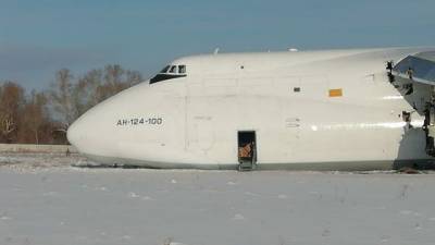 В Сибири жёстко приземлившийся самолёт поломал крылья