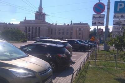Выяснили, почему на платной парковке у петрозаводского вокзала взлетели цены