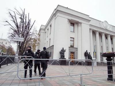 Полиция оградила здание Рады: что происходит
