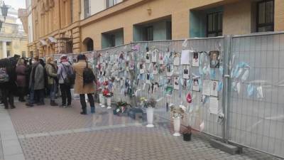 На Малой Садовой начали демонтировать "Стену памяти" погибшим от COVID-19 медикам