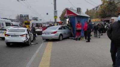 В Киеве на Академгородке такси въехало в остановку, двое погибших