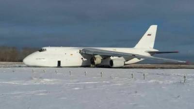 Аварийную посадку Ан-124 в Новосибирске сняли на видео