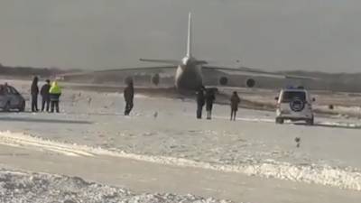Грузовой Ан-124 выкатился за пределы ВПП при аварийной посадке в аэропорту Новосибирска — видео