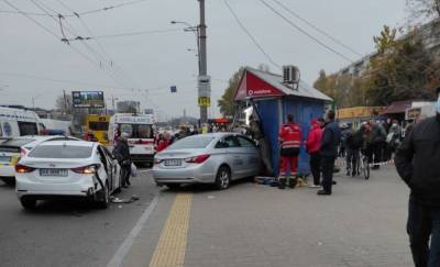 В Киеве таксист влетел в остановку: двое погибших