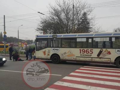 В Хмельницком у «зебры» автобус сбил пешехода