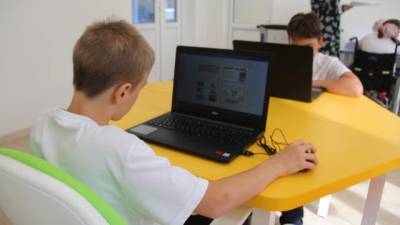 В Калининграде переведут школьников старших классов на онлайн обучение