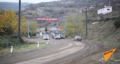 На дороге из Степанакерта в Шуши уже установлен КПП российских миротворцев — видео