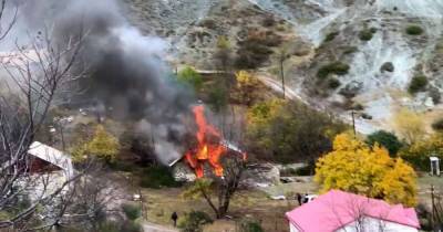 Карабахские армяне эвакуируются и сжигают свои дома, чтобы те не достались азербайджанцам (видео)