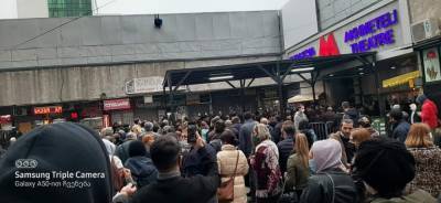 Пассажиры жалуются на очереди у входов в метро Тбилиси из-за мер по COVID-19