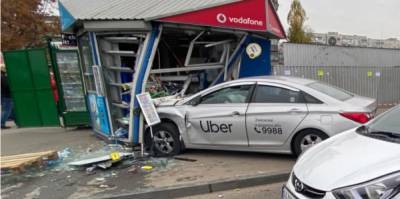 В Киеве такси Uber влетело в остановку с людьми – 2 человек не стало на месте, детали