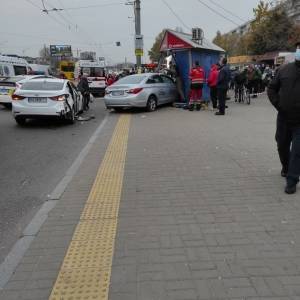 В результате наезда на остановку в Киеве погибли два человека: водитель уснул. Видео