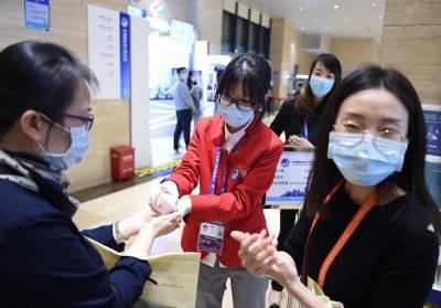 Как Китай победил коронавирус с помощью контроля за жителями и телефонов