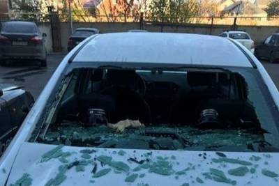 В Батайске девушка погибла, упав с крыши многоэтажки на припаркованную машину