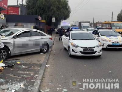 В Киеве водитель такси въехал в остановку и сбил насмерть двоих человек