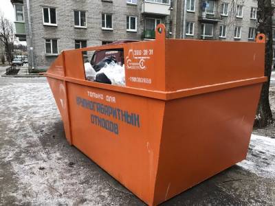 Прокуратура Ленобласти разобралась с разлетающимся по двору мусором в Гатчине