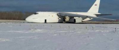 В Новосибирске лайнер "Ан-124" совершил аварийную посадку после отказа 2 двигателей