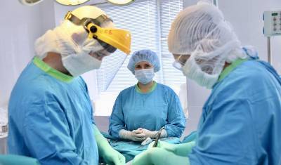 Тобольские хирурги провели экстренную операцию пациенту с коронавирусом