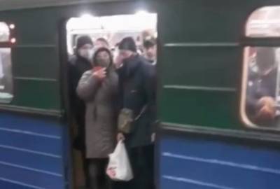 "Вирусом же только в выходные заражаются?": в харьковском метро люди едва помещаются в вагон, фото