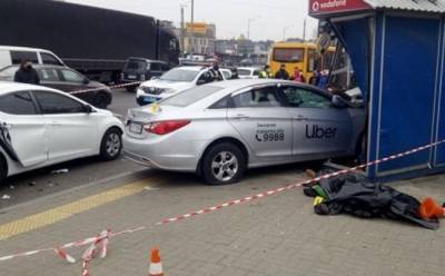 Смертельное ДТП в Киеве — такси врезалось в остановку, убив двух человек