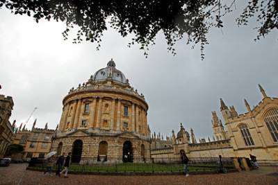 Девушка год притворялась студенткой Оксфорда из страха перед строгими родителями