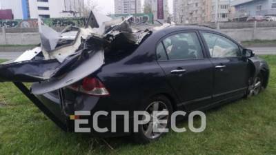 В Киеве водитель вылетел на зеленую зону, крышу автомобиля оторвало деревом