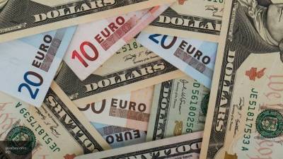 Центробанк повысил курсы доллара и евро на выходные