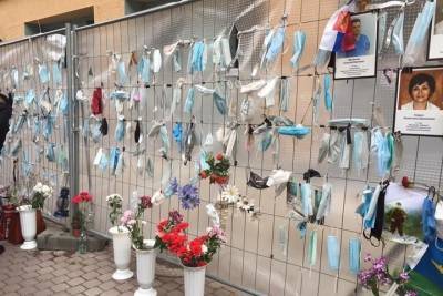 «Будто врачи уходят снова»: в Петербурге демонтировали Стену памяти