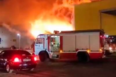 Причиной крупного пожара в торговом центре в Рязани назвали сигнальную ракету