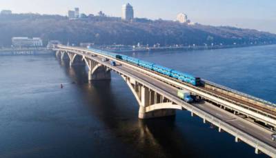 Киевские мосты обработали спецраствором